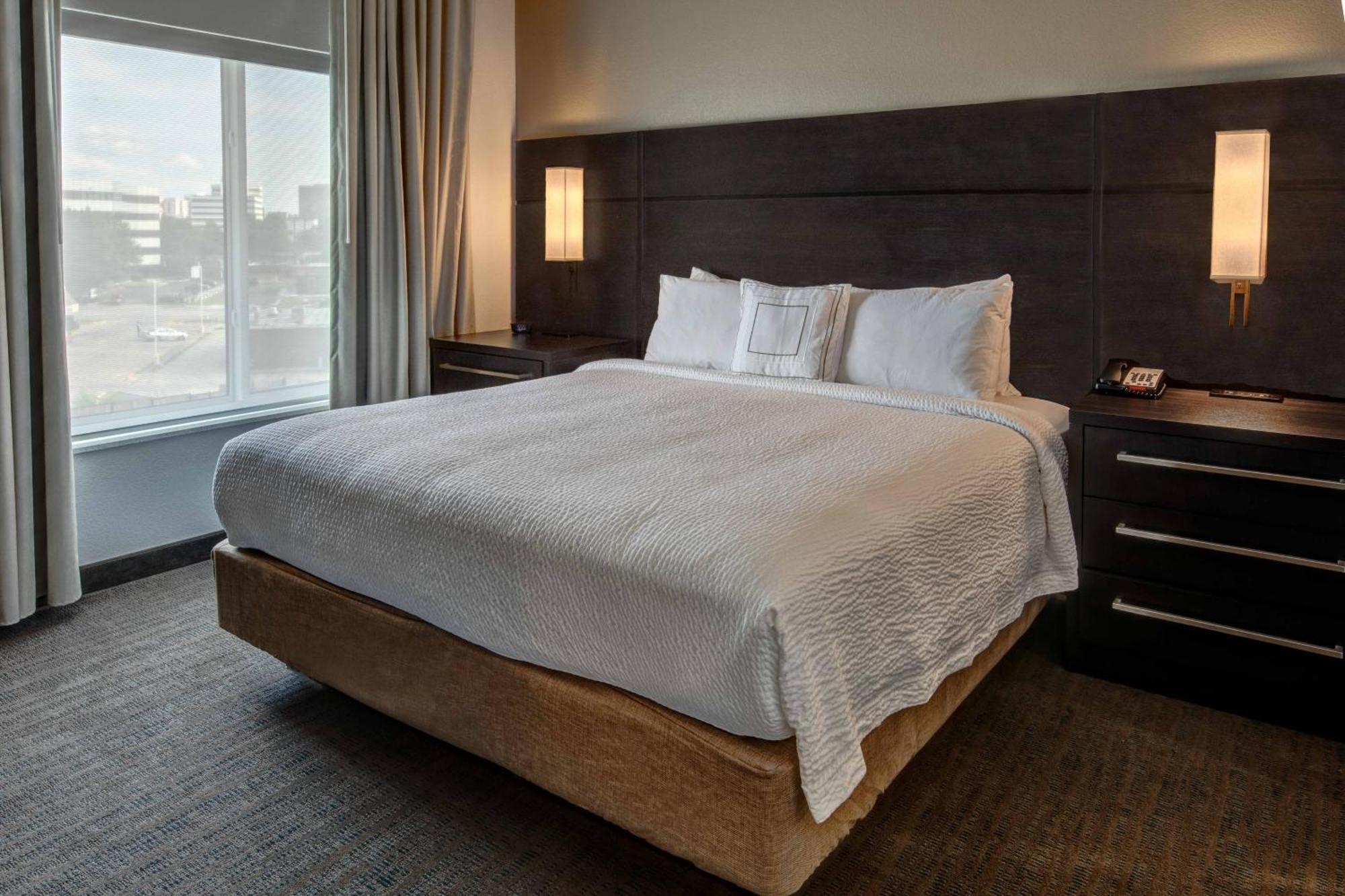 Residence Inn By Marriott Tulsa Midtown Exteriör bild